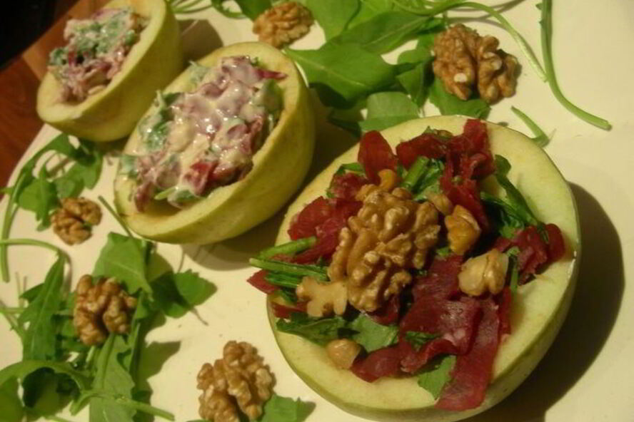 Рецепт салат в яблоках с руколой, грецкими орехами и вяленым мясом