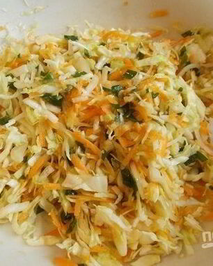 Салат витаминный с капустой и морковью