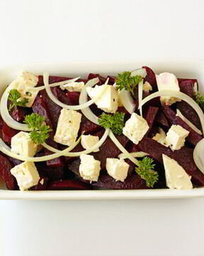 Свекольный салат с сыром фета