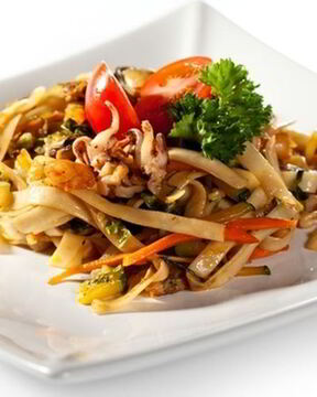 Теплый салат с кальмарами