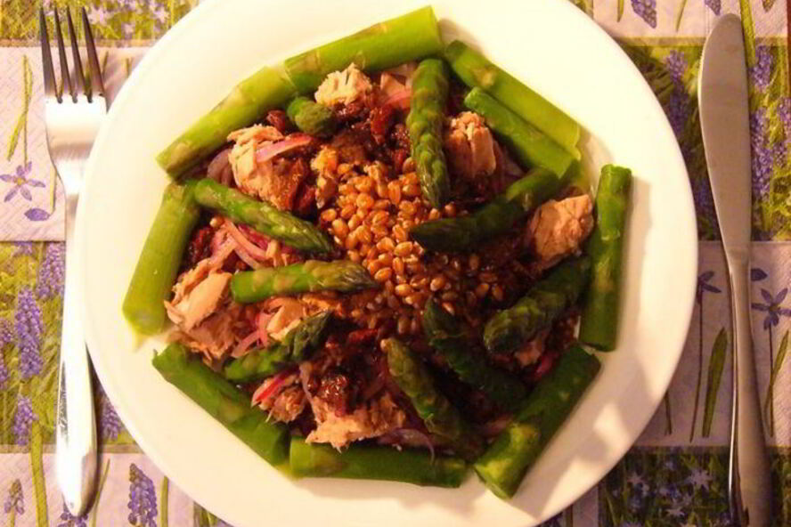 Рецепт теплый салат со спаржей и тунцом