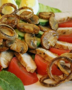 Теплый салат со свининой