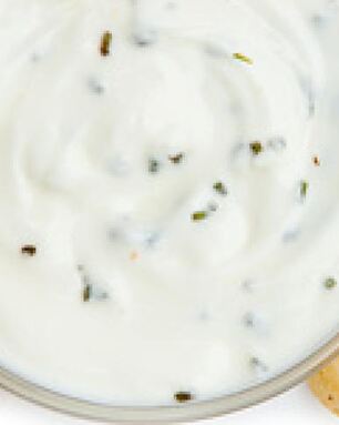 Белый соус с травами и чипсы