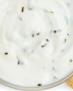 Белый соус с травами и чипсы