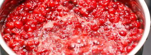 брусничный соус к чему угодно. Шаг 3