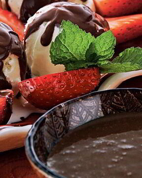 Шоколадный соус с клубникой и виски