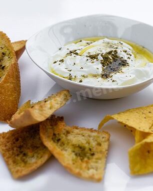 Соус из сливочного сыра с иссопом