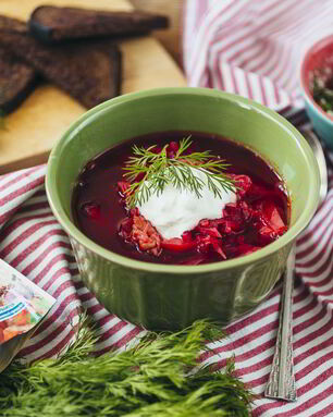 Борщ из говядины с гренками из бородинского хлеба со смальцем