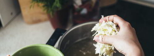 борщ из говядины с гренками из бородинского хлеба со смальцем. Шаг 3