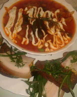 Борщ с бутербродами из сала