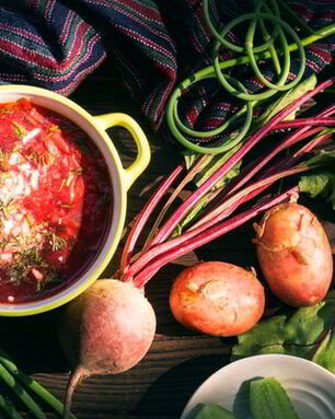 Холодный борщ с колбасой