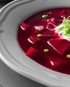 Холодный борщ с зеленым горошком