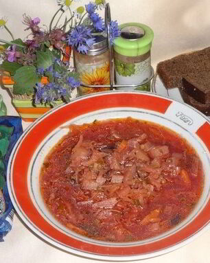 Постный борщ с чечевицей и черносливом