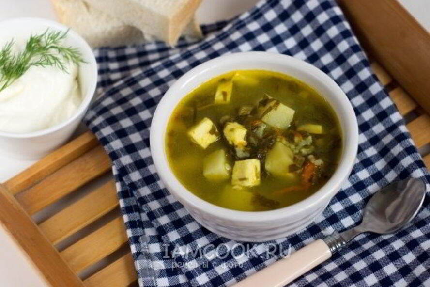 Рецепт зеленый борщ со щавелем и адыгейским сыром