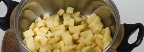 зеленый борщ со щавелем и адыгейским сыром. Шаг 6