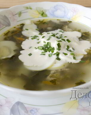 Зеленый борщ со щавелем и крапивой