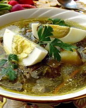 Зеленый борщ со щавелем по-домашнему