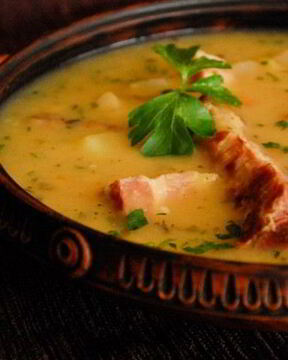 Ароматный гороховый суп с ребрышками и грудинкой