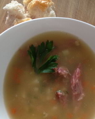 Гороховый суп с копчеными ребрышками и сельдереем