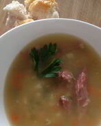 Гороховый суп с копчеными ребрышками и сельдереем