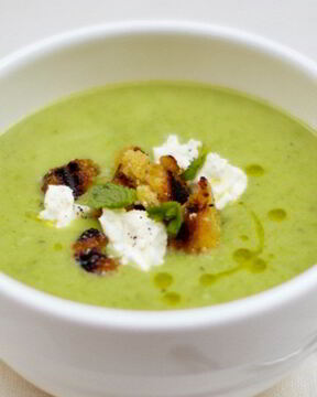 Суп из свежего гороха с заправкой