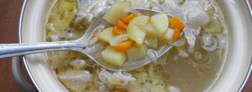 куриный суп со свежими овощами, вермишелью и зеленым горошком. Шаг 3