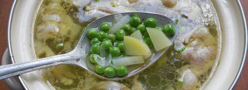 куриный суп со свежими овощами, вермишелью и зеленым горошком. Шаг 4