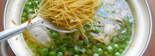 куриный суп со свежими овощами, вермишелью и зеленым горошком. Шаг 6