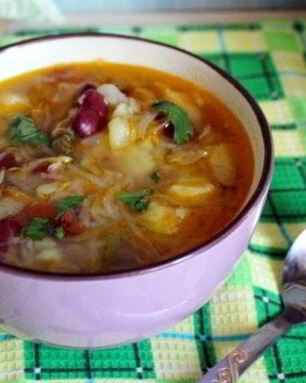 Щи из квашеной капусты с фасолью