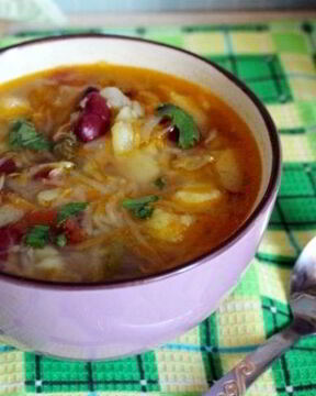 Щи из квашеной капусты с фасолью