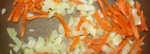 щи с квашеной капустой на говяжьих ребрышках в чугунке. Шаг 2