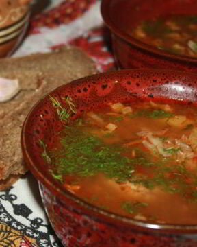 Щи со свежей капустой, индейкой и острыми колбасками