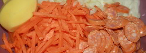 щи со свежей капустой, индейкой и острыми колбасками. Шаг 3