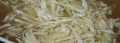 щи со свежей капустой, индейкой и острыми колбасками. Шаг 4