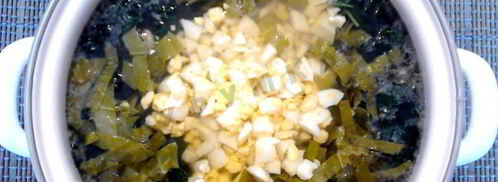 зеленые щи с крапивой и щавелем с яйцом. Шаг 10