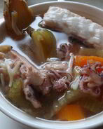 Согревающий тайский куринно-рыбный суп