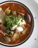 Мясная солянка с каперсами и солеными огурцами