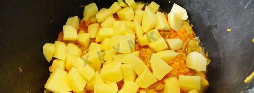 солянка из капусты с сосисками и помидор в мультиварке. Шаг 4