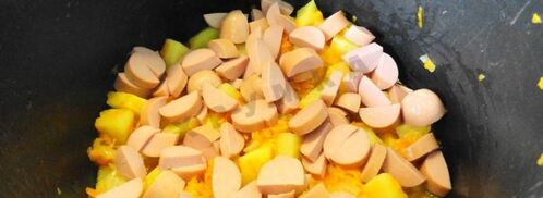 солянка из капусты с сосисками и помидор в мультиварке. Шаг 5