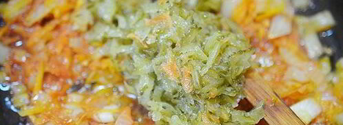 солянка московская на сковороде. Шаг 3