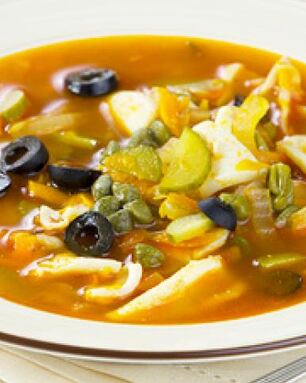 Солянка с кальмаром, оливками и овощами