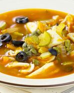 Солянка с кальмаром, оливками и овощами