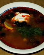 Солянка с копчеными ребрышками