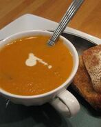 Морковно-томатный суп-пюре с кинзой