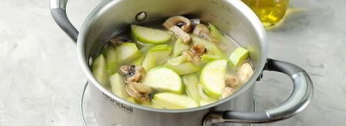 суп-пюре из кабачков с грибами и сельдереем. Шаг 5