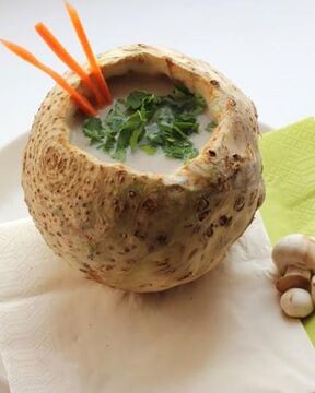 Суп-пюре из корня сельдерея в сельдерее