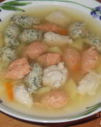 Суп с цветными куриными кнелями