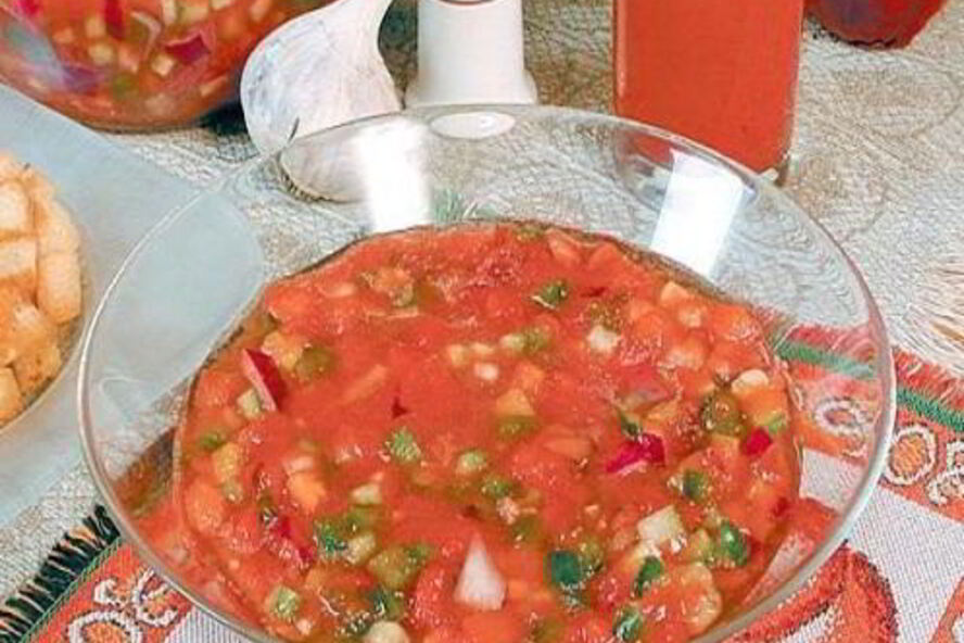 Рецепт томатно-огуречный суп с чесночными гренками