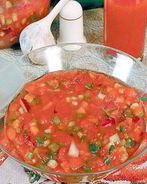 Томатно-огуречный суп с чесночными гренками