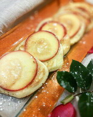 Блинчики на сметане с яблоками